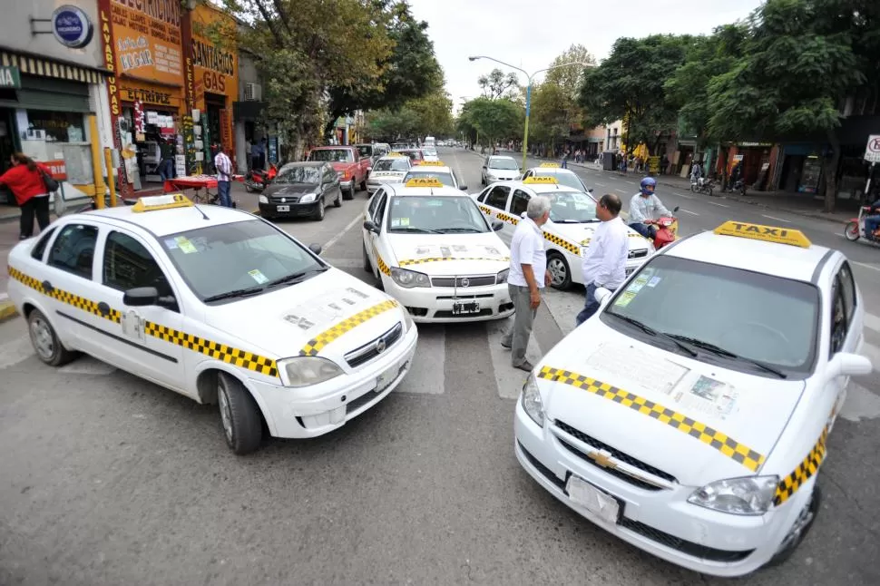 MOVILIZACIÓN. Taxistas amenazan con marchar a la Intendencia y al Concejo si no obtienen respuestas. LA GACETA / FOTO DE DIEGO ARÁOZ (archivo)