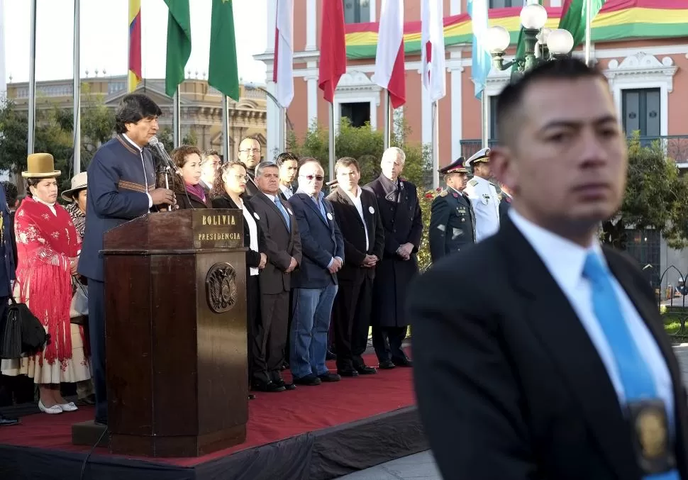 MENSAJE. El presidente Evo Morales habla en la Plaza Murillo, en La Paz. reuters