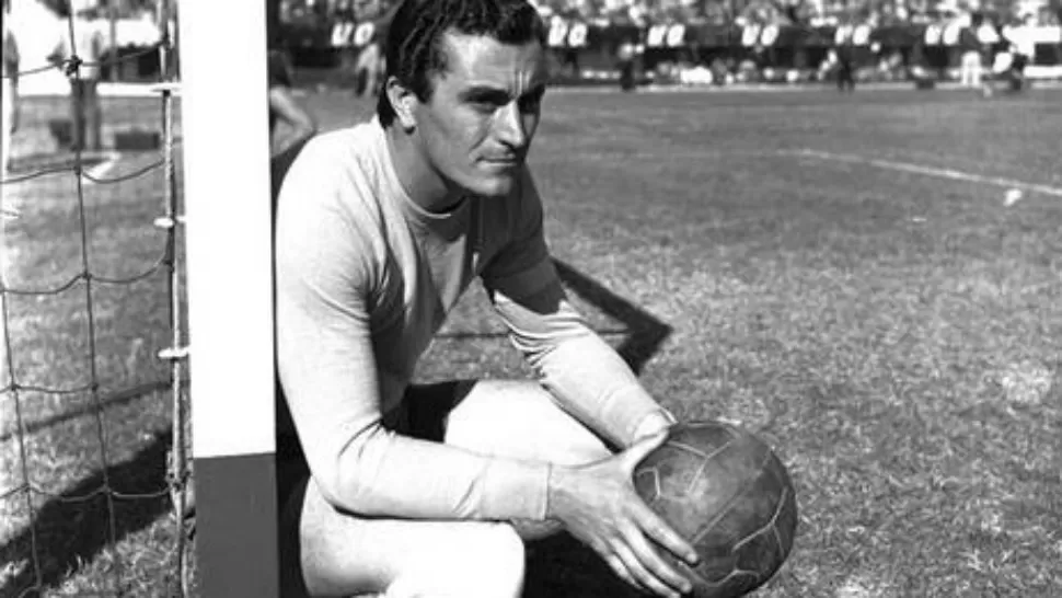 RECUERDO.- Amadero Carrizo, el célebre arquero de River y el seleccionado argentino, a 70 años de su debut en la primera, cuando tenía solo 18 años.