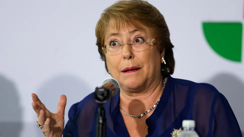 MOMENTOS DIFÍCILES. Una encuesta revela que la imagen de Bachelet sólo tiene el 30 % de apoyo. ARCHIVO REUTERS