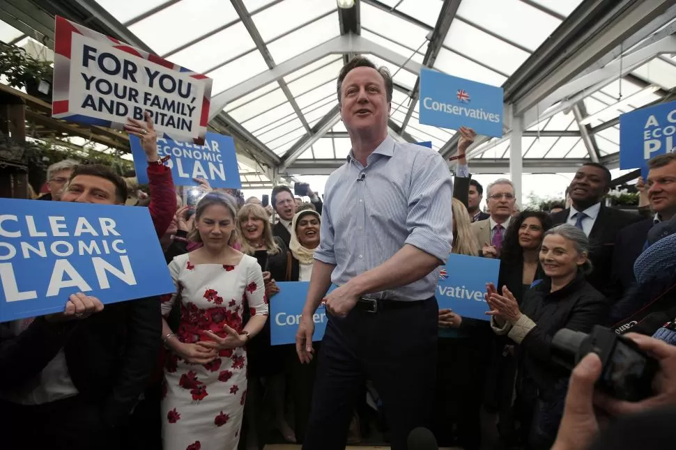 EN LONDRES. El primer ministro David Cameron, rodeado de simpatizantes conservadores, durante uno de los últimos actos de la campaña electoral. reuters