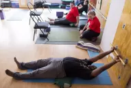 En los estudios de yoga para gordos, las redondeces prominentes no avergüenzan