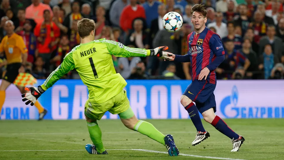 EXQUISITO. Con la pierna menos hábil, Messi define ante la salida del temible Neuer. REUTERS