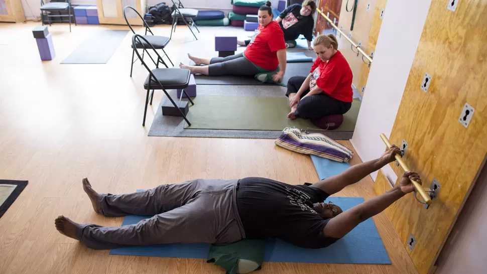 PARA RENDONDITOS. Cuatro personas con sobrepeso practican yoga en un estudio de Estados Unidos. Brian Harkin/The New York Times