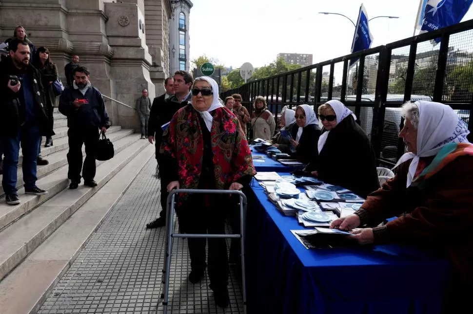 BUENOS AIRES. Hebe de Bonafini lideró ayer un “escrache” contra fiscales y jueces en la puerta de Tribunales. telam