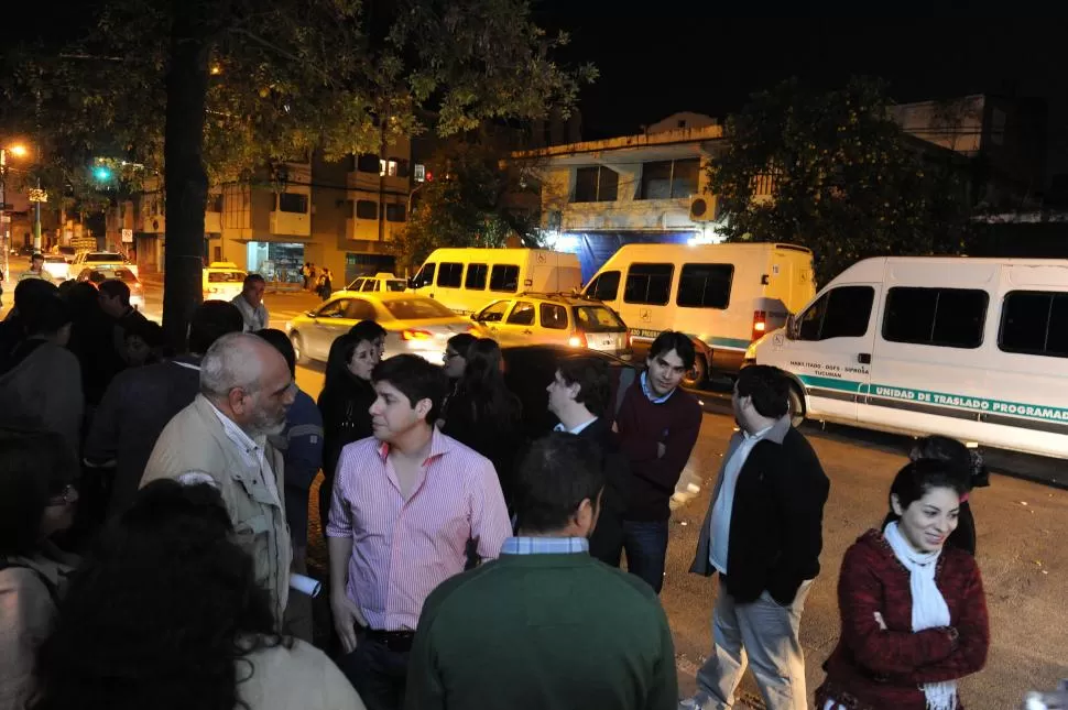 MITIN. Larcher (camisa rosa) utilizó combis del PAMI en un acto partidario. la gaceta / foto de hector peralta