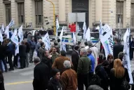 Bancarios confirman el paro del martes y cuestionan un techo del 22 % en paritarias