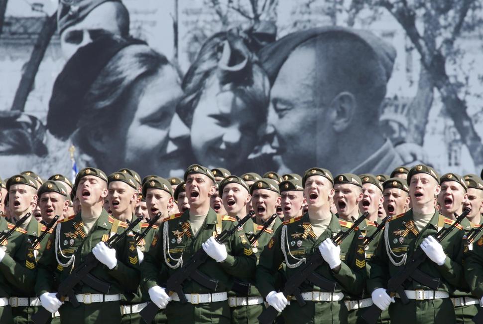 EN LA CAPITAL DE RUSIA. Soldados de una columna de infantería desfilan en la Plaza Roja, en medios de imágenes emotivas de los años de la guerra. REUTERS