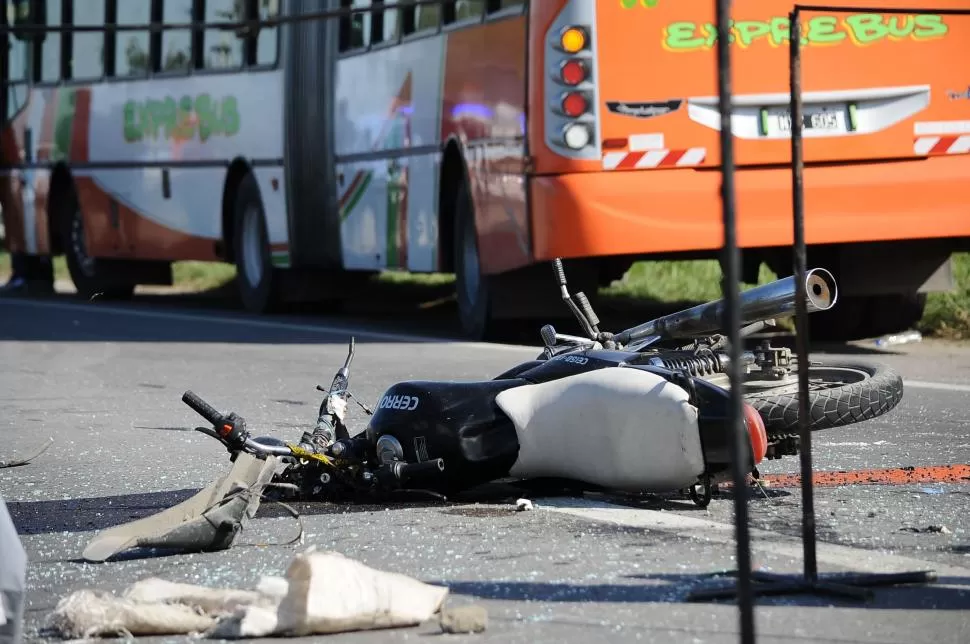 EN MEDIO DE LA RUTA. La moto de la víctima quedó tirada sobre la 38. LA GACETA / FOTO DE OSVALDO RIPOLL