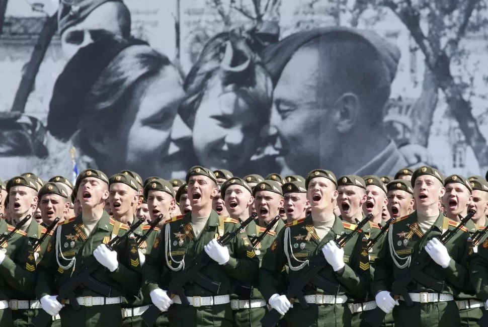EN LA CAPITAL DE RUSIA. Soldados de una columna de infantería desfilan en la Plaza Roja, en medios de imágenes emotivas de los años de la guerra. REUTERS