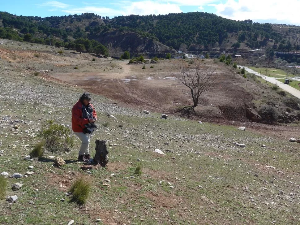 EL TERRENO. Sampietro recorre la zona en la  que está ubicada la fosa. fotos gentileza de maría marta sampietro