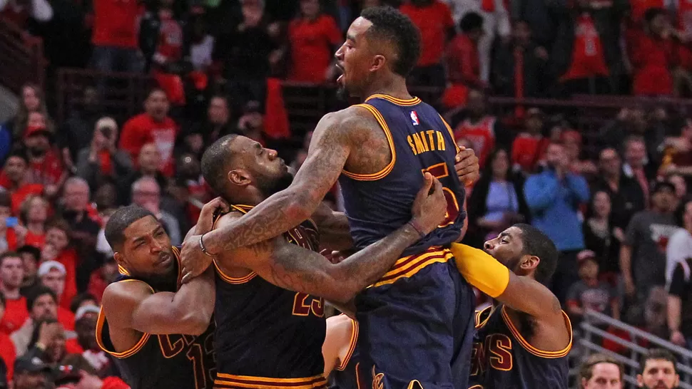 EUFORICOS. Los jugadores de Cavaliers estallaron en el festejo de la victoria en Chicago. REUTERS