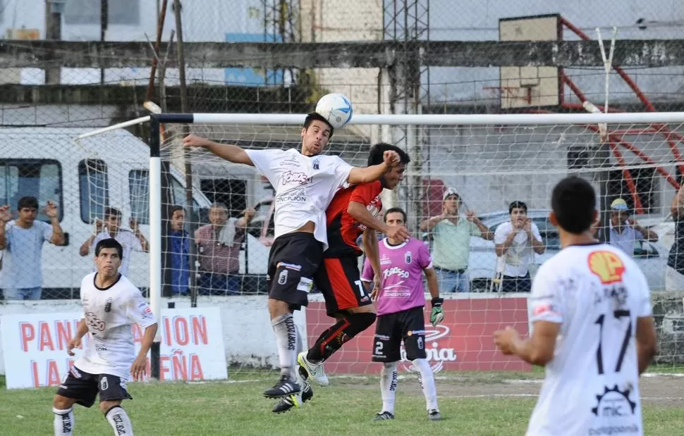 GANAR EN LAS ALTURAS. González, de Concepción FC, despeja de cabeza ante la presencia de Rizzone, de Andino. la gaceta / foto de osvaldo ripoll