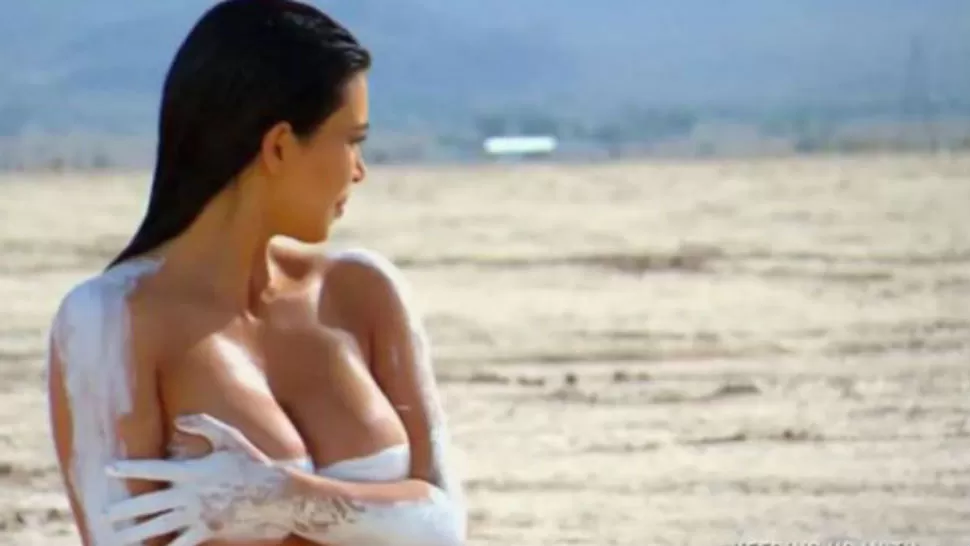 AL NATURAL. Kim Kardashian despide su reality con un desnudo en el desierto.
