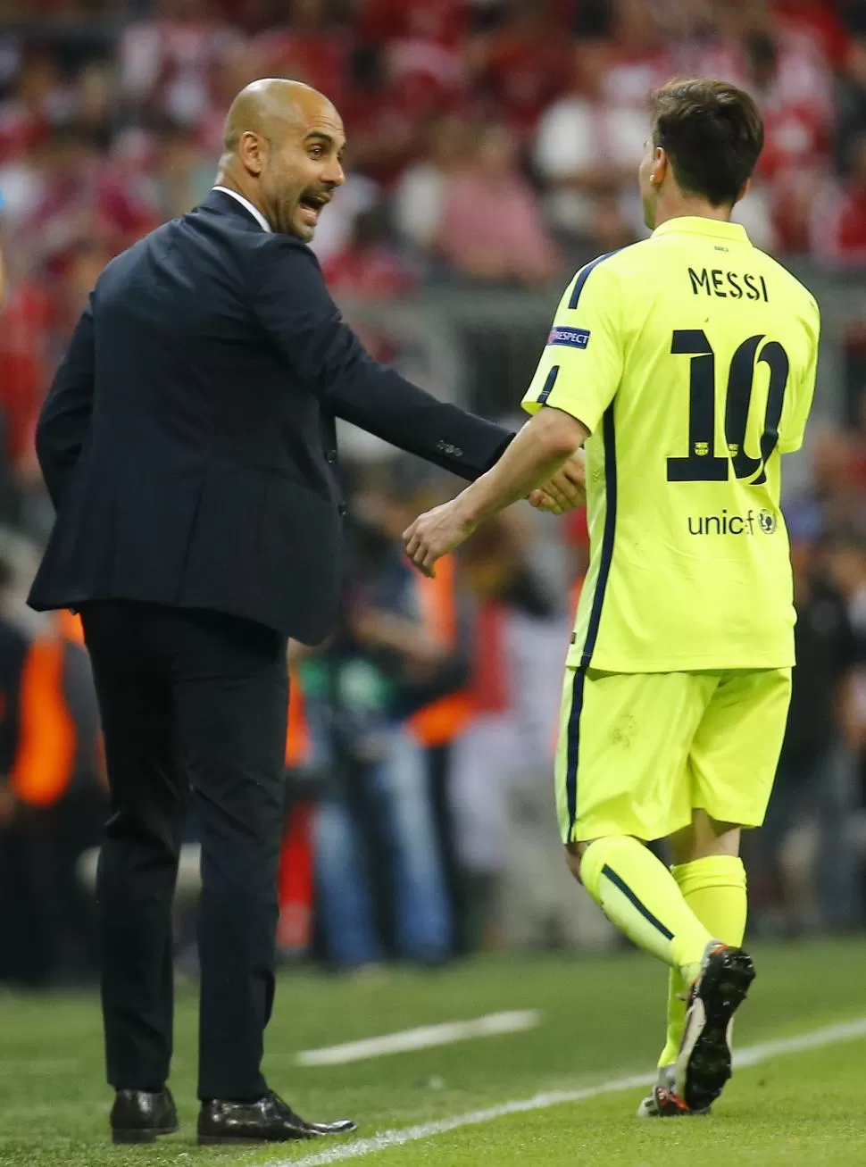 SALUDO. Guardiola saluda a Messi, que le regaló varias alegrías al DT en el fútbol. reuters
