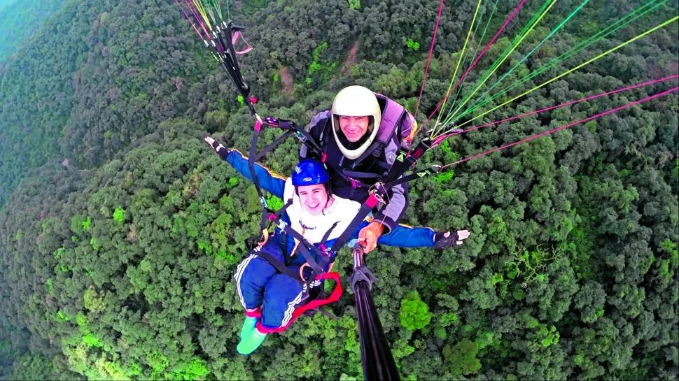 SELFIE EN LAS ALTURAS. Sergio Bujazha y Phillipe planean por encima de la vegetación del piedemonte.  fotos Loma Bola Parapente-facebook