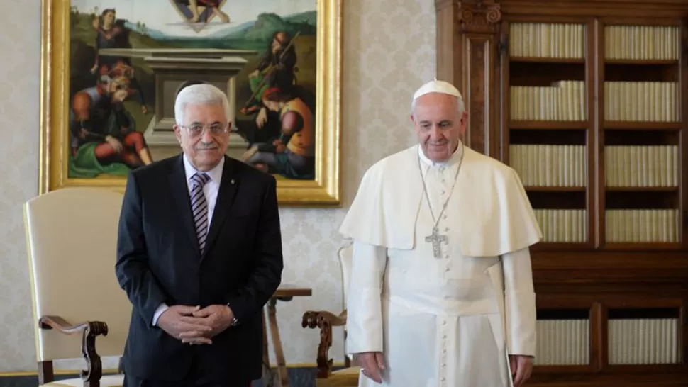 BUENOS TÉRMINOS. El presidente de la Organización para la Liberación de Palestina (OLP), Mahmoud Abbas, visitó al Papa Francisco en 2013. FOTO TOMADA DE INFOBAE.COM