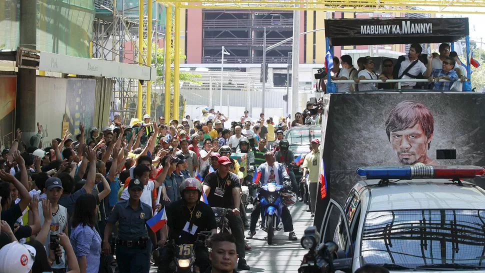 BIENVENIDO. Manny Pacquiao llegó a Filipinas y fue recibido por miles de personas. (FOTO REUTERS)