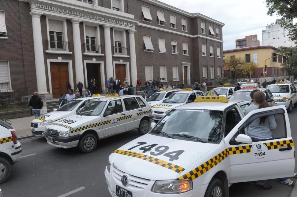 PROTESTA. Los taxistas concentraron en la puerta de tribunales, mientras adentro Albornoz y Pajón (junto a su abogado) escucharon la acusación. la gaceta / foto de franco vera