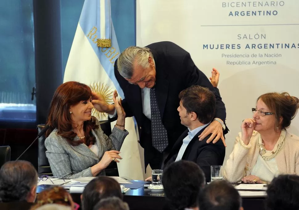 EN LA ROSADA. Cristina y Kicillof saludan al gobernador sanjuanino Gioja. credito