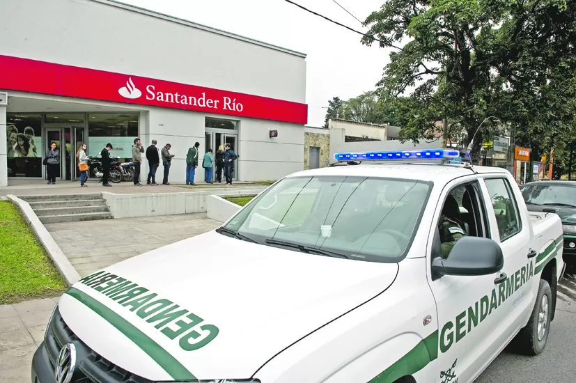 OPERATIVO. Gendarmería allanó un banco en avenida Aconquija al 1.300. la gaceta / FOTO DE JORGE OLMOS SGROSSO