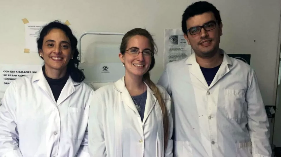 ORGULLO. Los investigadores tucumanos que desarrollan una tecnología para fabricar chips que diagnostiquen enfermedades. FOTO UNT