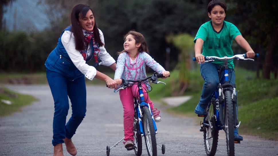 DEDICACIÓN. María Paula transmite a sus sobrinos su pasión por la bici. 