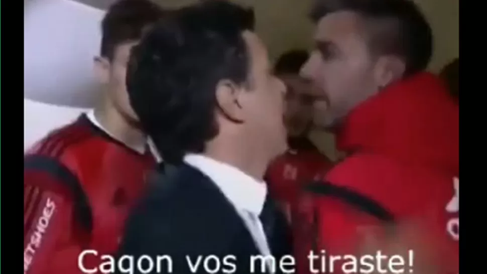 APUNTA A UN POLICÍA. Chiarini acusa mientras Gallardo lo hace callar. (CAPTURA DE VIDEO)