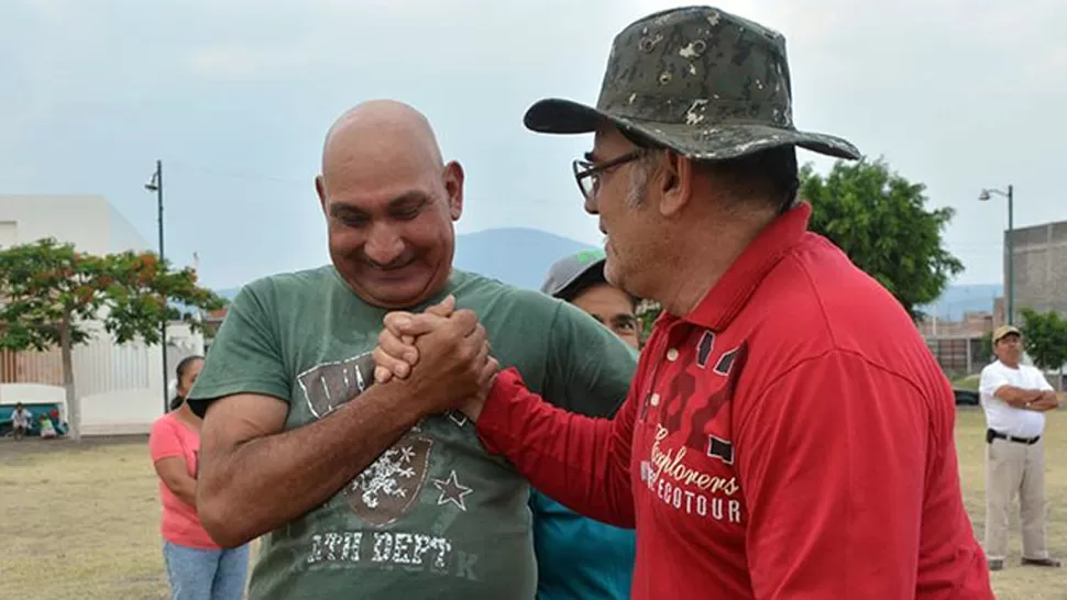 EN LA CALLE. Hernández (de sombrero), perteneciente al partido Morena, fue ejecutado durante un encuentro con vecinos de Yurécuaro. FOTO TOMADA DE EXCELSIOR.COM.MX