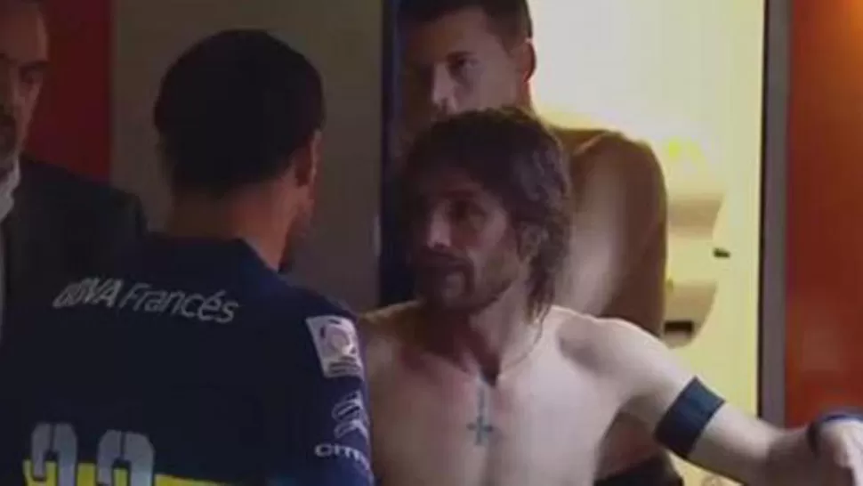SE ACERCÓ. Daniel Osvaldo charla con uno de los jugadores de River más afectados por el gas, Leo Ponzio. (CAPTURA DE IMAGEN)