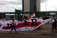 Hinchas de River esperaron el fallo de la Conmbeol en la sede