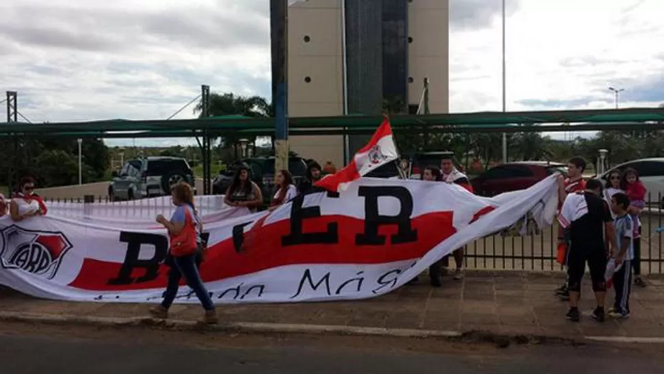 A LA ESPERA. Hinchas de River quieren ser los primeros en saber del fallo. (FOTO TOMADA DE TWITTER DE @EDGAR_CANTERO)