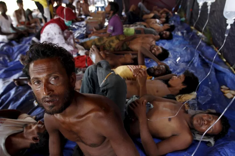 A LA DERIVA. Rohingyas y bangladeshíes viajan amontonados en un barco por el mar de Andamán, en Asia. reuters