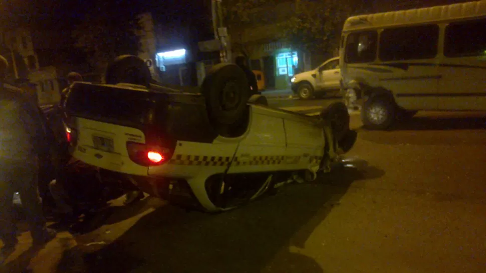 LESIONADO. El conductor del taxi fue trasladado con politraumatismos al hospital Padilla. FOTO ENVIADA POR UN LECTOR