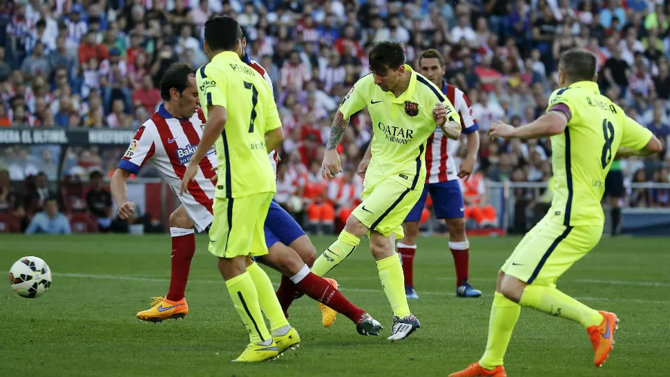 OTRA JOYITA DEL CRACK. Messi ya despachó el zurdazo goleador.
FOTO DE REUTERS