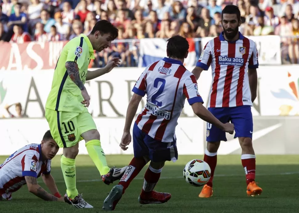 EL MOMENTO JUSTO. Messi remata al gol ante el intento de bloquear de Godín, de Atlético Madrid. El tanto llegó a los 65’. reuters