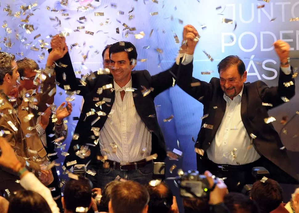 SEGUIRÁN TRABAJANDO. Urtubey y su vice Miguel Isa celebraron eufóricos la contundente victoria electoral. TÉLAM 
