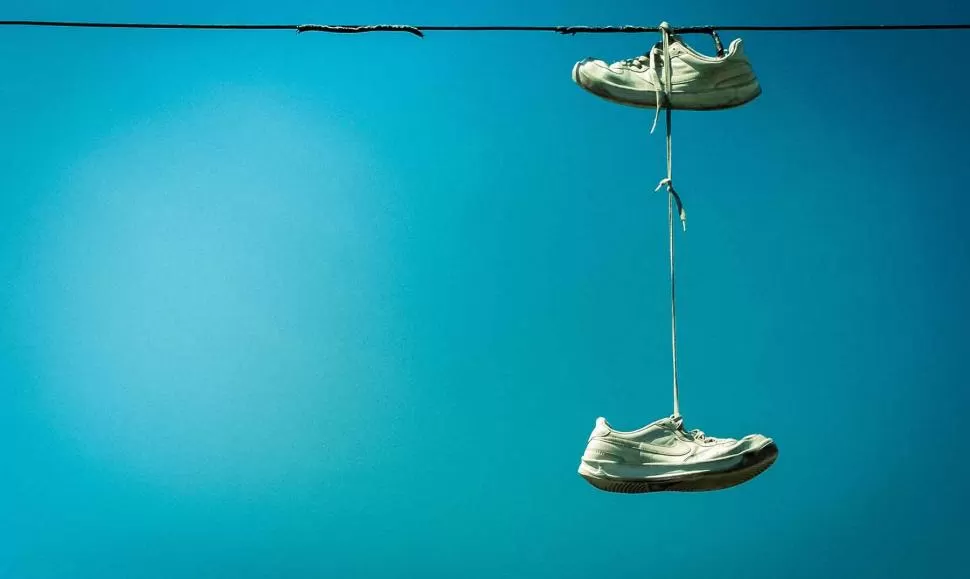 MITO URBANO. Dicen que las zapatillas colgando de los cables marcan el territorio de los “dealers” en barrios. adictos.mobi.com