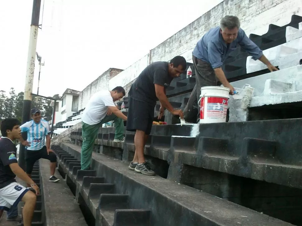EN PLENA TAREA. Simpatizantes “cuervos” están pintando las tribunas del estadio para el duelo contra San Martín. FOTO DE JORGE DÍAZ