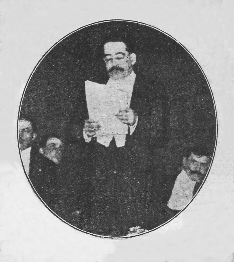 LEOPOLDO LUGONES. El poeta, ataviado de frac en una conferencia, fotografiado en la revista “Fray Mocho”. la gaceta / archivo