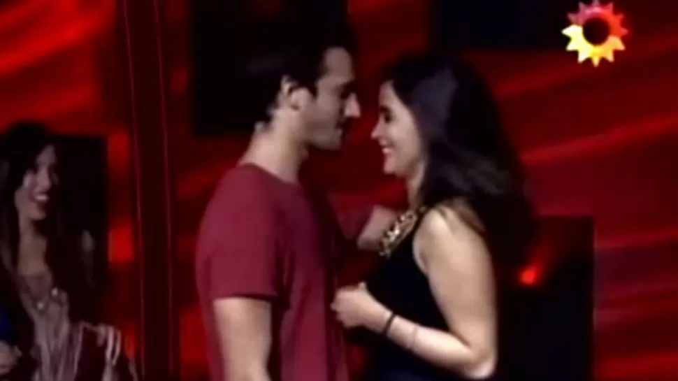 Despiden a una profesora por besar a un participante en el programa de Guido Kaczka