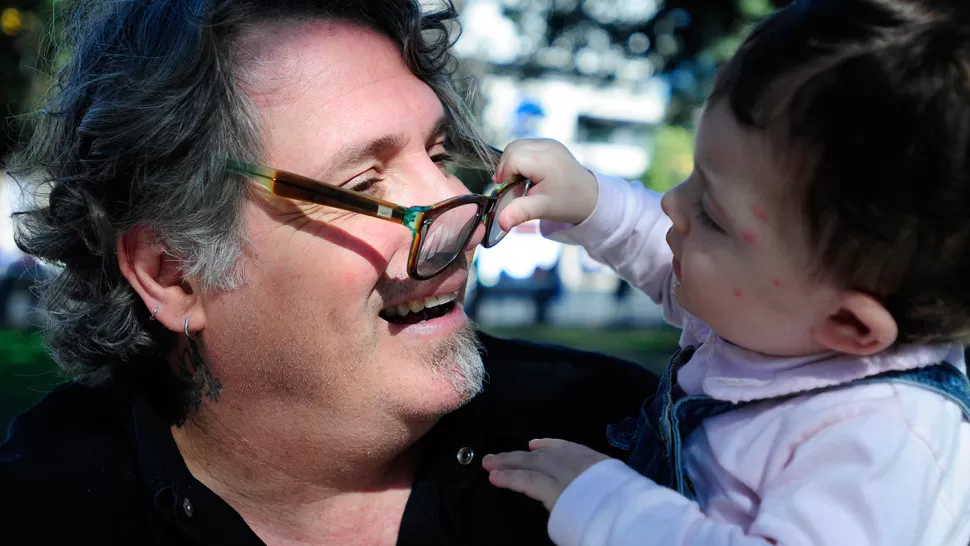 ENAMORADOS. A Julia le enloquece jugar con los anteojos de su papá, Fernando Ríos Kissner. LA GACETA / FOTO DE ANALÍA JARAMILLO