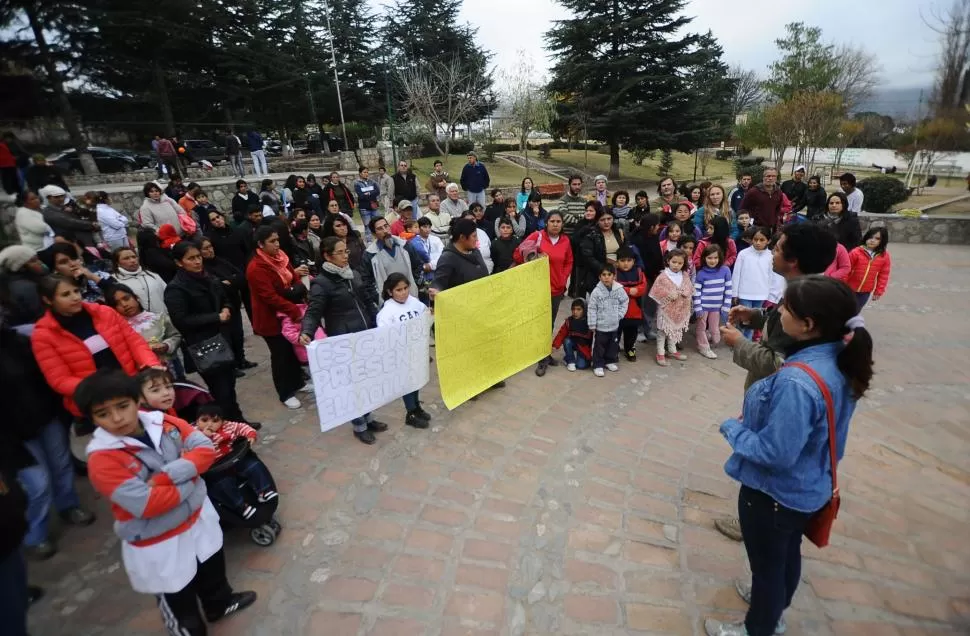 RECLAMO DE LOS PADRES. La villa de Tafí perdió su calma característica con la protesta de los padres que piden calefacción para las escuelas. la gaceta / fotos de osvaldo ripoll 