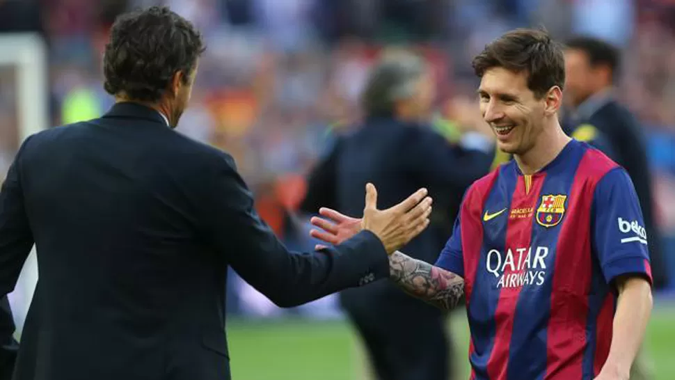 CHOQUE. El DT Luis Enrique saluda a Messi tras una gran despedida de la liga. (FOTO DE MUNDODEPORTIVO.COM)