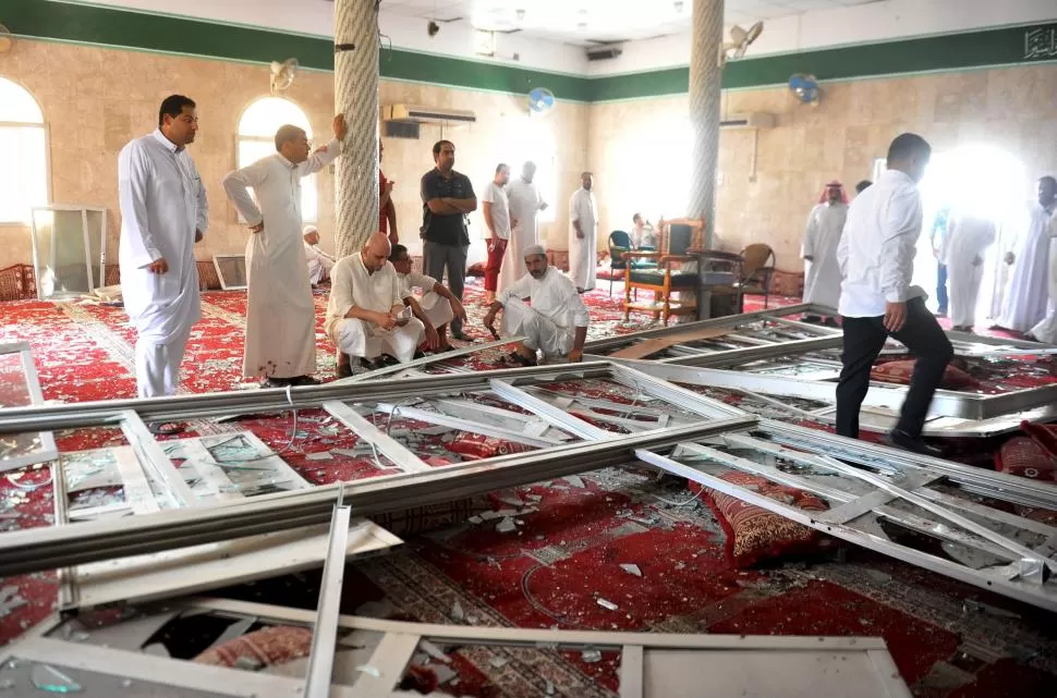 DESTRUCCIÓN. Peregrinos observan los daños en la mezquita de al Qatif. reuters