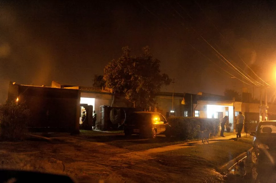 PERICIAS. Policías trabajan el jueves a la noche en la casa del barrio Municipal en el que se produjo la tragedia. la gaceta / foto de héctor peralta