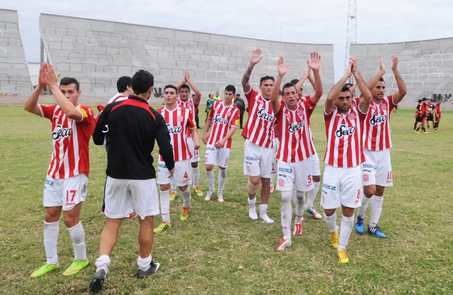 UNA CLARA IMAGEN. Los jugadores de San Martín saludan a sus hinchas. Los de Andino no acompañan al equipo riojano. foto de jorge  torres / diario el indEpendiente