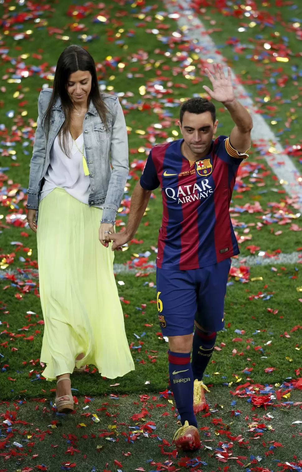 DESPEDIDA. Xavi saludó a los hinchas de Barcelona en compañía de su esposa. reuters