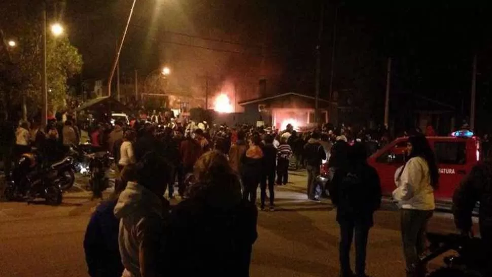 PUEBLADA POR CATHERINE. Vecinos incendiaron la Muncipalidad en Monte Hermoso. FOTO TOMADA DE PERFIL.COM