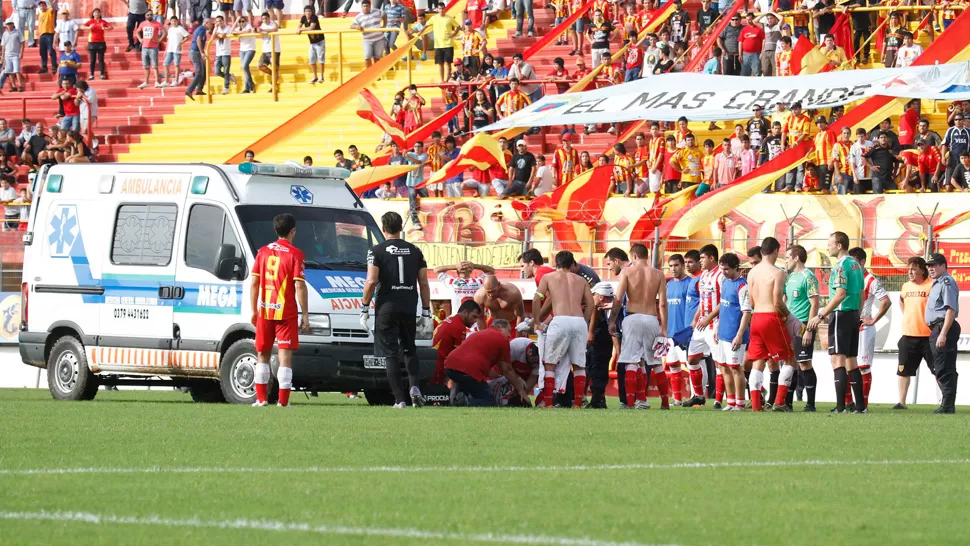 SIN CONSUELO. Médicos y jugadores intentaron ayudar al malogrado jugador de Atlético Paraná. TELAM